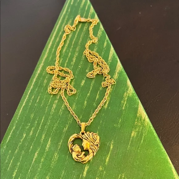 Avon Gold Pendant Necklace - Picture 6 of 6